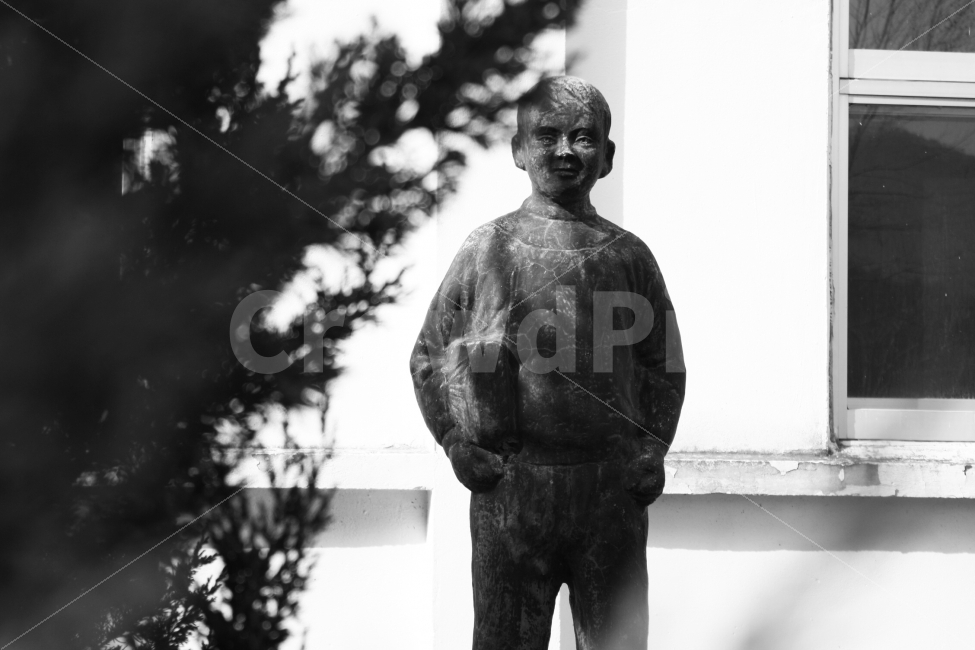 폐교,초등학교,시골학교,운동장,추억,동상,조각상,동상,석상,조형물,statue,bronze statue,stone statue,공포,호러,무서운,무서움,horror,terror,fear,흑백,모노톤,monochrome,black and white