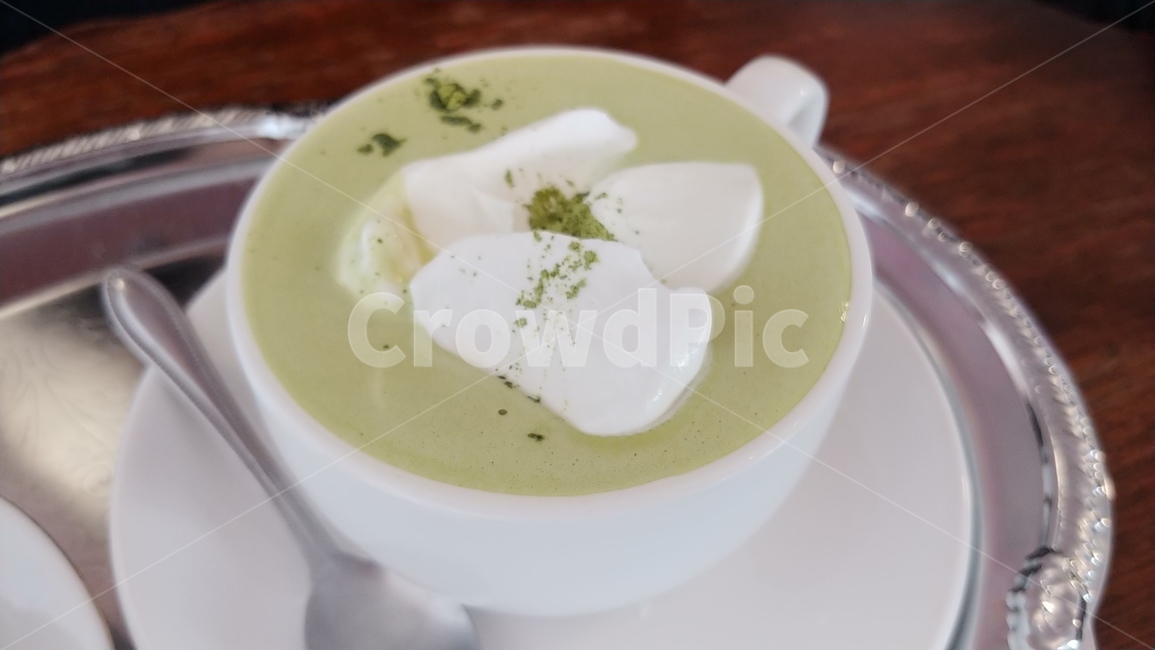 녹차라떼,말차라떼,쟁반,찻잔,크림,분위기,cafe,카페,목재,카페테이블,테이블,table,후식,디저트,감성,녹차,말차,녹차가루,말차가루,초록색,그린디라떼,greentealatte,커피,카페,coffee,cafe