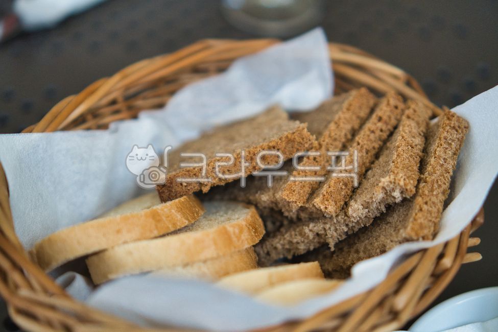 빵,식전빵,곡물빵,바게트,바구니,소쿠리,유산지,종이