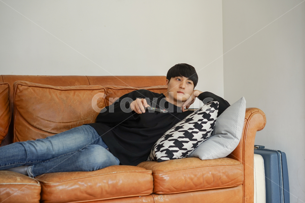 쇼파,소파,휴식,남성,남자,거실,휴일,sofa,실내,쿠션,rest,가구,리모컨,티비,시청,tv,텔레비전,집콕,방구석,일상,집돌이,사람,인물,인간,human,person,남성,남자,man,male