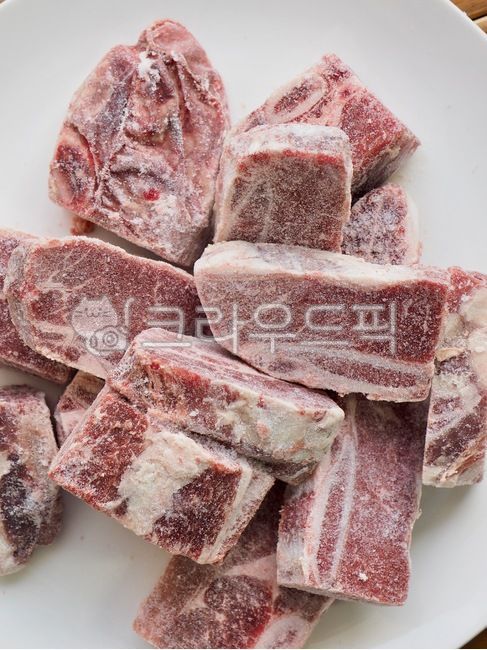 steak,cookingingredients,beef,rib,hoarfrost,red,frozenfood,frozen food,white,protein,beefribs,frozen ribs,frozenribs,beef ribs,frozen,cooking ingredients,food,Red,whitefrost,White,background,meat