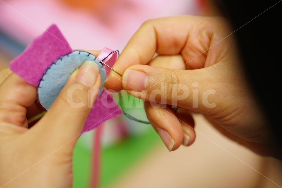 	바느질,취미,바늘,작업,홈패션,취미생활,아내,여성,섬세,만들기,실,일,취미활동,일상,손,핸드메이드,사람,인물,인간,human,person,신체일부,몸,body,예술,art
