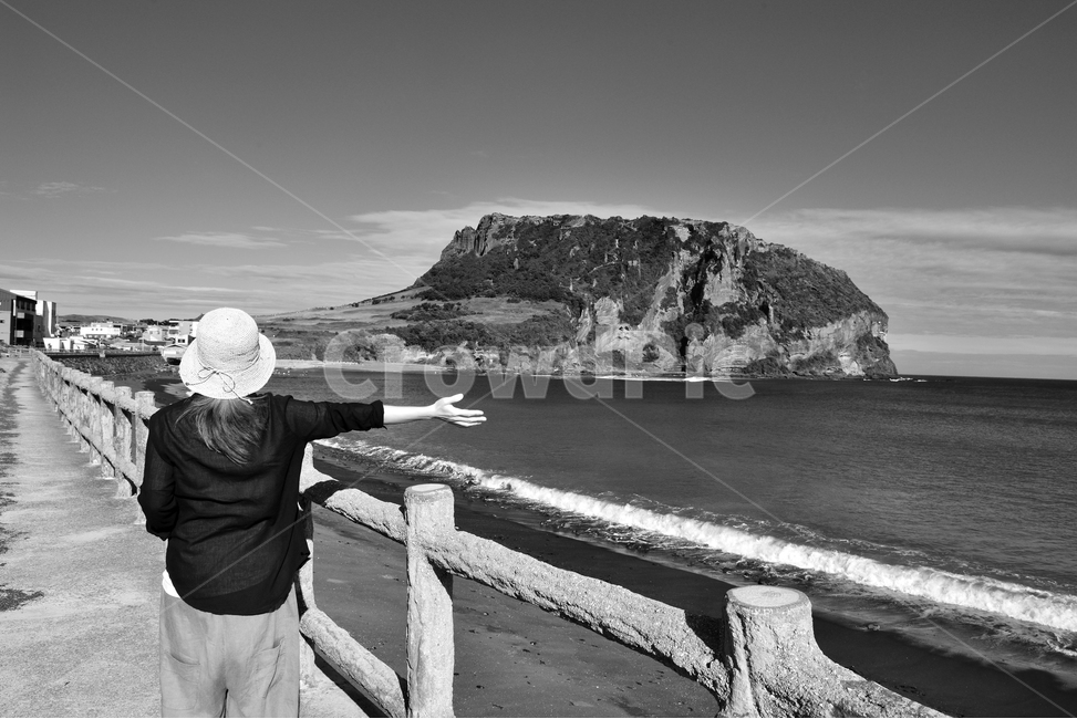 성산일출봉,유네스코성산일출봉,제주도자유여행,제주도배낭여행,제주도힐링여행,제주도,jeju,jeju island,사람,인물,인간,human,person,여성,여자,woman,female,lady,여행,휴가,traveling,vacation,trip,흑백,모노톤,monochrome,black and white,clothing,의류,apparel,의복