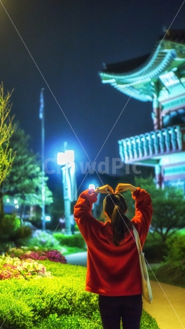 인물,야경,뒷모습,필름,동화,하트,야경인물,밤,사람,빛,독사진,야경,밤,풍경,nightscape,night,landscape,한국전통,한국문화,korean traditional,korean culture,사람,인물,인간,human,person,감정표현,기분,feeling,emotion