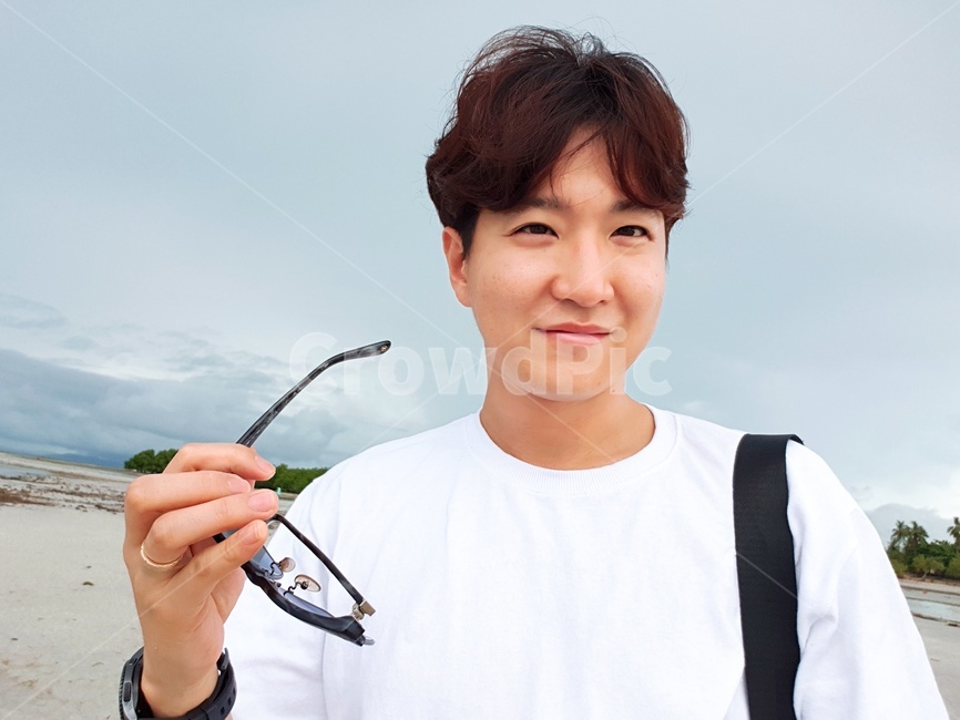 남자,바다,포즈,male,man,beach,sea,사람,인물,인간,human,person,얼굴표정,facial expression,face,남성,남자,man,male,여행,휴가,traveling,vacation,trip