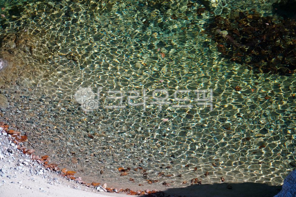 백담계곡,용대리,겨울,차가운,맗은물,water,빛그림자,비늘,무늬,gravel,자갈