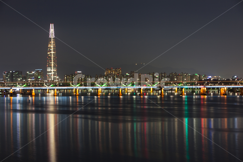 water,물,waterfront,워터프론트,배경,건물,도시,야경,건축,건축물,다리,교량,한강,한강대교,대교,불빛,반영,강,하천,강변,도로,한강다리,강물,콘크리트,교통,통로,연결,빌딩,아파트,한강공원,어둠,한강변,밤,롯데타워,야간,라이트,고층빌딩,고층아파트,교각,야경,밤,풍경,nightscape,night,landscape,도시,city,한국도시풍경,한국도시경관,korea cityscape