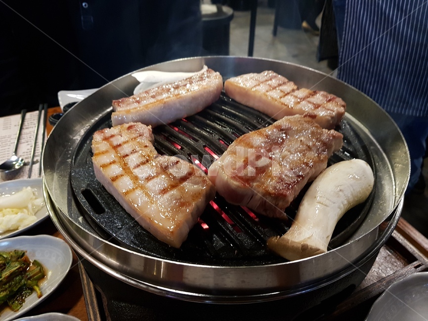 삼겹살,돼지고기,버섯,숯불,고기,화로구이,숯불구이,철판,음식,식재료,요리,food,cook,meal,dishes,food reserves,육류,고기,meat