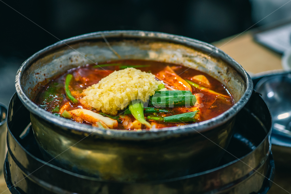 garlic,chicken,Minced garlic,stew,Korean cuisine,chopped garlic,Chicken doritang,green onion,spicy,korean,hot,nickel silver pot,Korean food,sweet,traditional food,Dak bokkeumtang