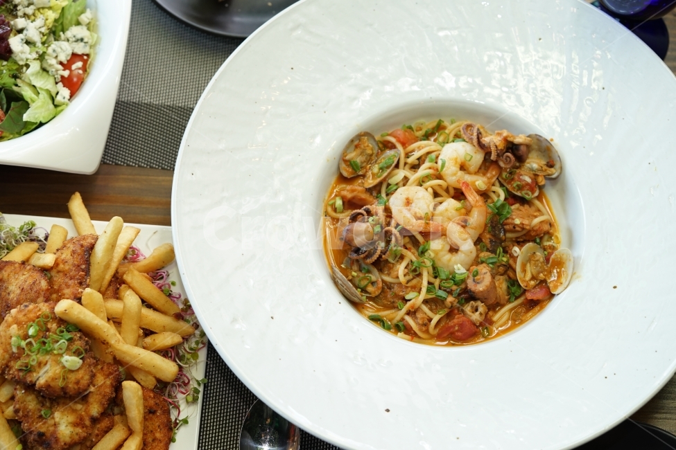 seafood,chicken breast,shrimp,noodles,spicy,food,Brazilian cuisine,meal,Western food,French fries,Spaghetti,dish,eating out,Brazil,mukbang,cooking