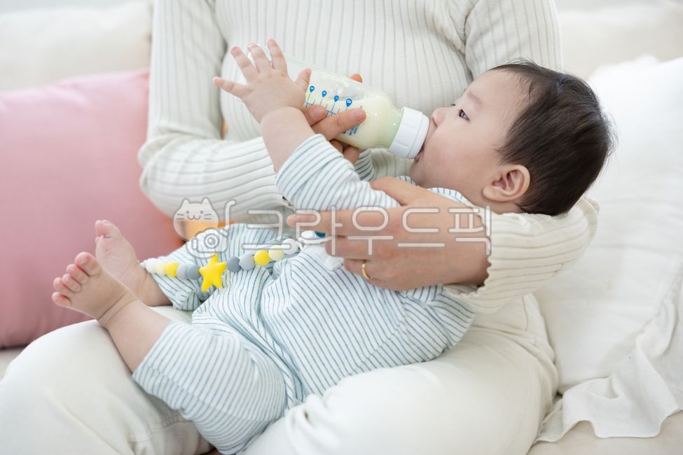 6 months,inside,infant,cute,house,Sofa,holding,feeding bottle,son,cushion,happiness,feeding,living room,parenting,hand,delivery,birth,Powdered milk,bedroom,warm,lactation,baby,child