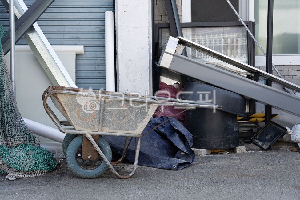 cart,old cart,handcart,old cart,road,street,transport tool,wheel,iron cart,abandoned object,cityscape,work tool,traces of life,handle