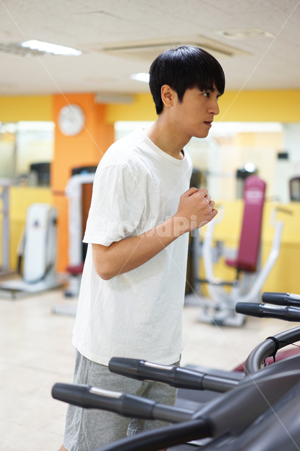 운동,남자,체조,체력단련,헬스,헬스장,자기관리,피트니스,몸관리,운동기구,달리기,런닝머신,근력운동,무산소운동,유산소운동,다이어트,health,gym,fitness,diet,man,runningmachine,running,트레이닝,남성,사람,인물,인간,human,person,남성,남자,man,male,건강,헬스웨어,헬스케어,healthware,health care