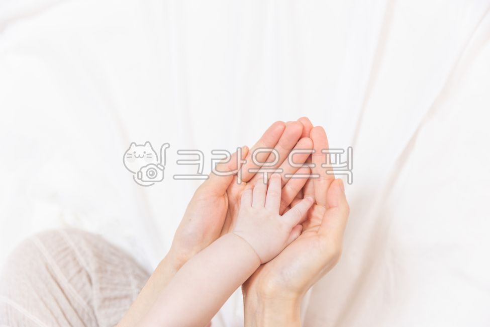 신생아,아기,아가,갓난아기,사랑스러운,행복한,모성,모성애,육아,엄마,어머니,귀여운,작은,자그마한,흰,흰색,배경,백그라운드,화이트,소중한,순수한,순수,신체,신체부위,모습,공간,빈공간,여백,공백,카피스페이스,인물,사람,힐링,카피공간,손,손가락,손바닥,다리,흰천,천,아기손,엄마손