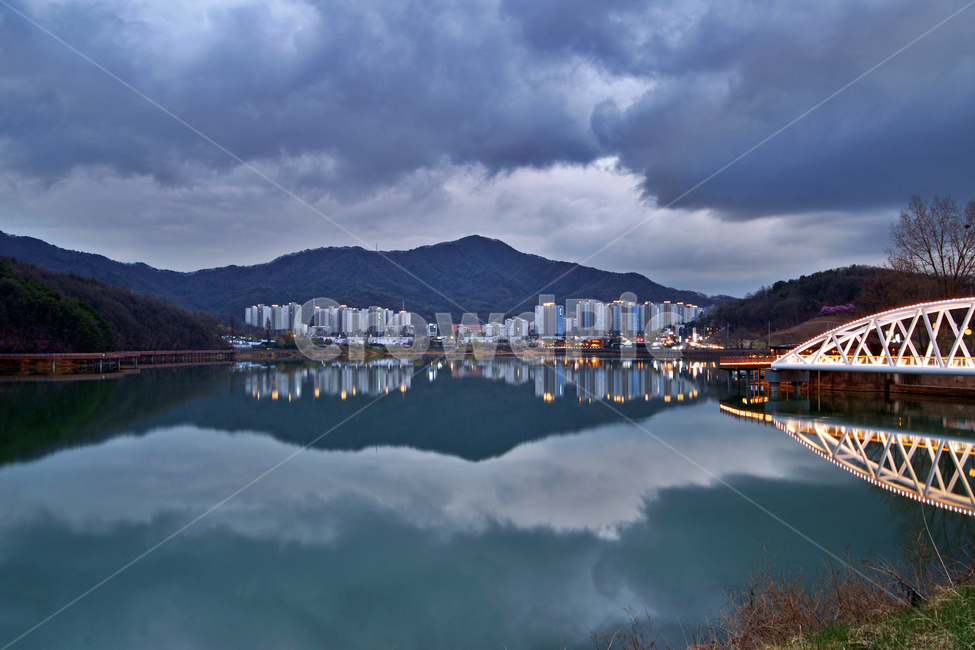 백운호수,탐방로,다리,호수,야경,구름,조명,반영,백운산,아파트,야경,밤,풍경,nightscape,night,landscape,도시,city,한국도시풍경,한국도시경관,korea cityscape,nature,자연,water,물,outdoors,옥외,lake