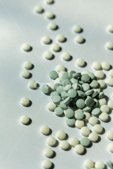 care,closeup,dose,drug,green,health,healthy,illness,medical,medicament,medication,medicine,nutrition,pharmaceutical,pharmacy,pill,prescription,tablet,vitamin,white,약,비타민,알약,캡슐,치료약,중독,약물,캔디,사탕,마약