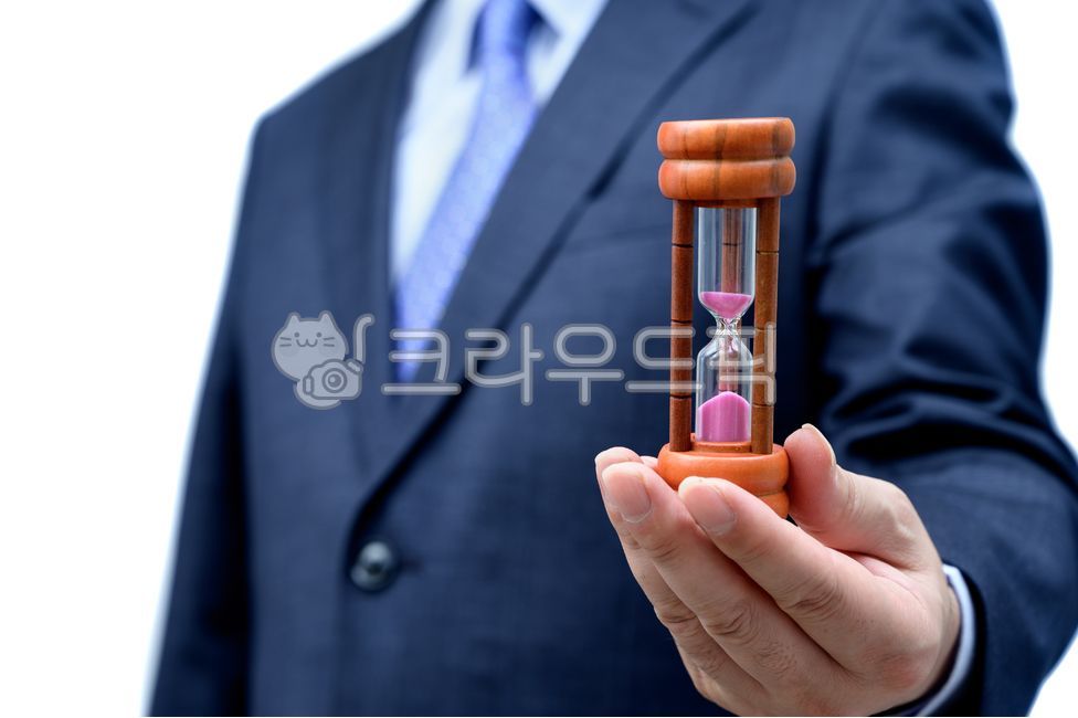 비즈니스,비지니스,비즈니스맨,비지니스맨,남성,남자,1명,한명,사람,마케팅,누끼,넥타이,컨셉,개념,상반신,사업,성인,정장,슈트,여백,카피스페이스,회사원,샐러리맨,영업,흰색배경,얼굴없는,수트,거래,모래시계,시계,시간,타임,손,마감,마감일,기한,약속,예약,일정,계획,스케줄,관리,신뢰,정직,금융,비즈니스,사업,business,service,work