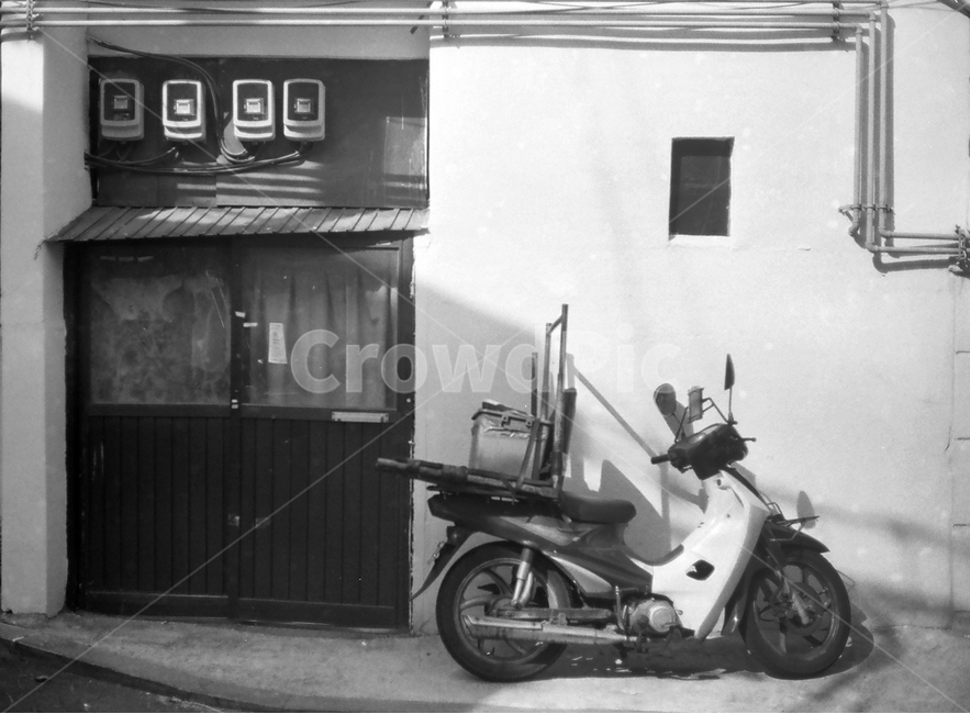 흑백사진,골목,필름,필름사진,뒷골목,창문,골목길,alley,빈티지사진,빈티지느낌,빈티지감성,vintage,흑백,모노톤,monochrome,black and white,transportation,교통,motorcycle,오토바이,vehicle,차량,wheel,바퀴,machine,기계