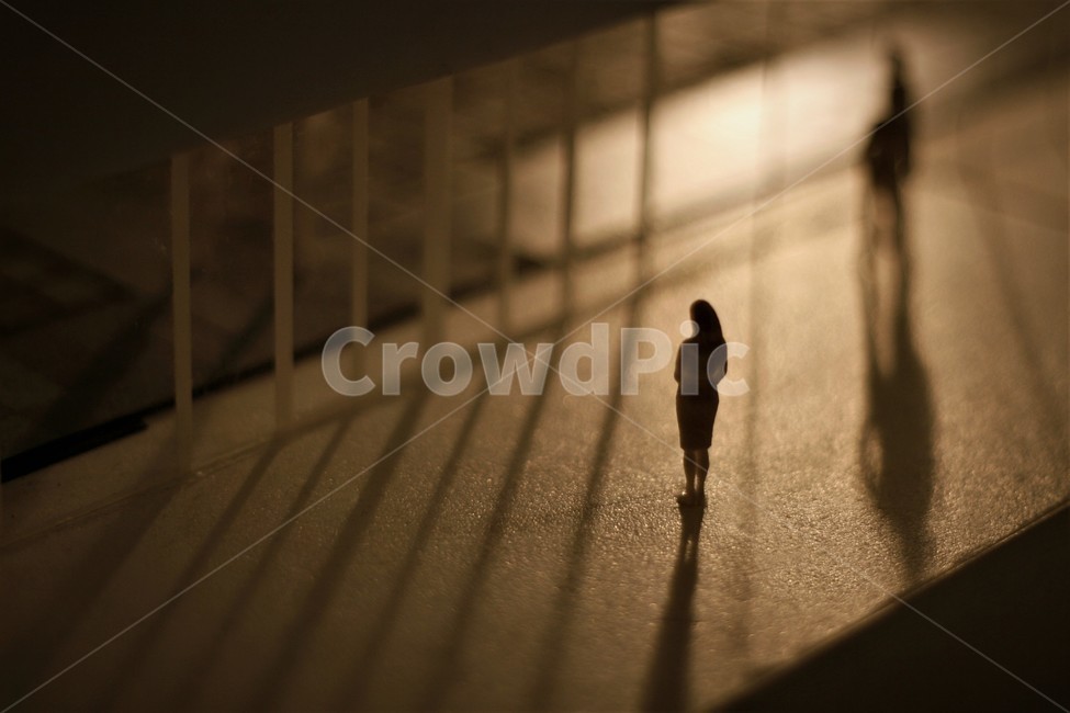 여성,빛,그림자,기다림,여자,사람,인물,인간,human,person,인물실루엣,사람실루엣,character silhouette,human silhouette,고독함,외로움,쓸쓸함,우울함,슬픔,lonely,solitary,handrail,난간,banister,flooring,바닥
