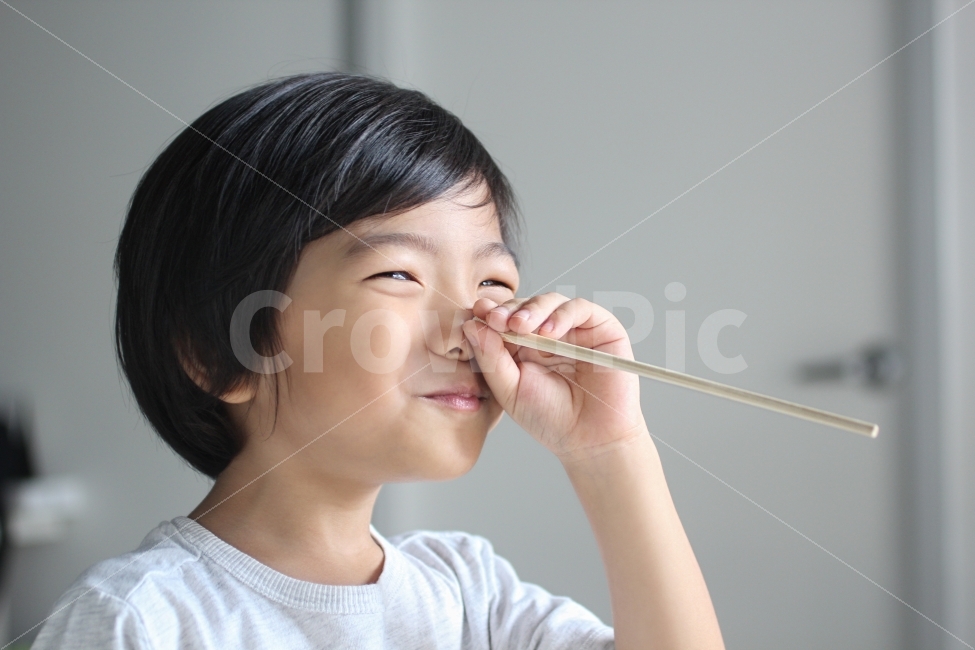 웃음,미소,피노키오,흉내,사람,연출,아이,남자,눈웃음,기쁨,즐거움,스마일,나무젓가락,Smile,Boy,사람,인물,인간,human,person,얼굴표정,facial expression,face,어린이,어린아이,child,children,kid,감정표현,기분,feeling,emotion