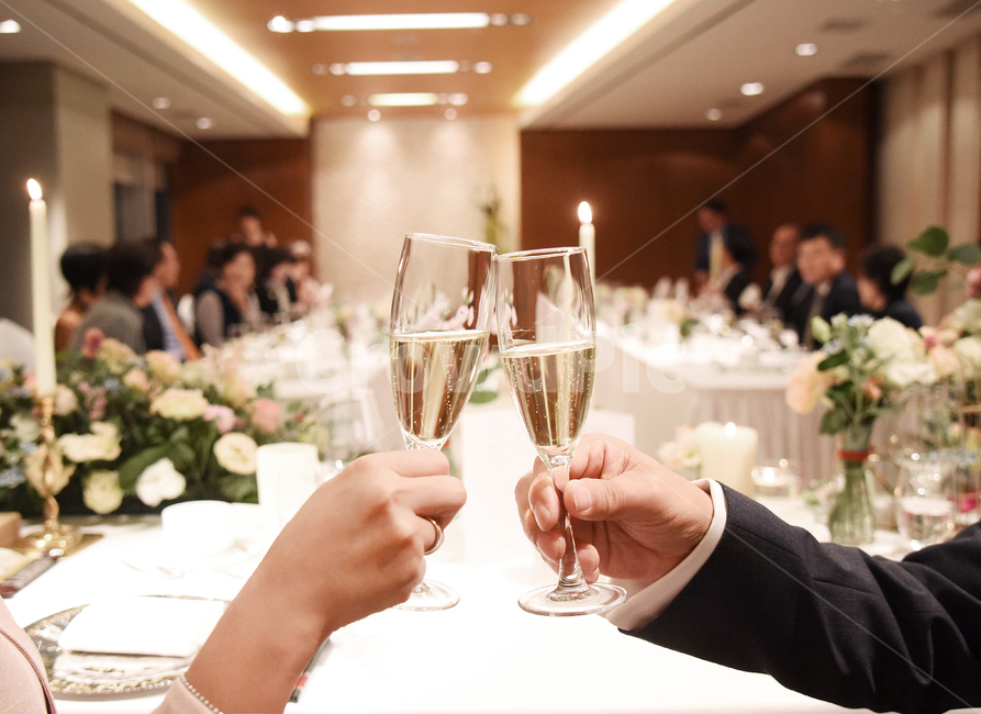 샴페인,호텔예식,손,건배,결혼식,호텔결혼식,약혼,반지,wedding,hotelwedding,champagne,hand,weddingring,사람들,대중,군중,other people,crowd,신체일부,몸,body,결혼,혼례,웨딩,wedding,marriage,marry,축제,행사,festival,carnival,event,술,주류,alcohol