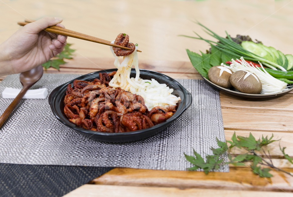 주꾸미,요리,다이어트,매운음식,식기류,건강식,조리법,그릇,테이블,식사,맛있다,먹다,별미,낙지,문어,맵다,짜다,준비,숟가락,식탁,붉다,해산물,바다요리,재료,배고프다,무침,볶음,식당,밥,볶다,젓가락,매콤하다,양념,우동,사리,사람,인물,인간,human,person,신체일부,몸,body,음식,식재료,요리,food,cook,meal,dishes,food reserves,면류,면요리,noodles,한식,한국음식,한국요리,korean food,korean dishes,korean meal,korean cook