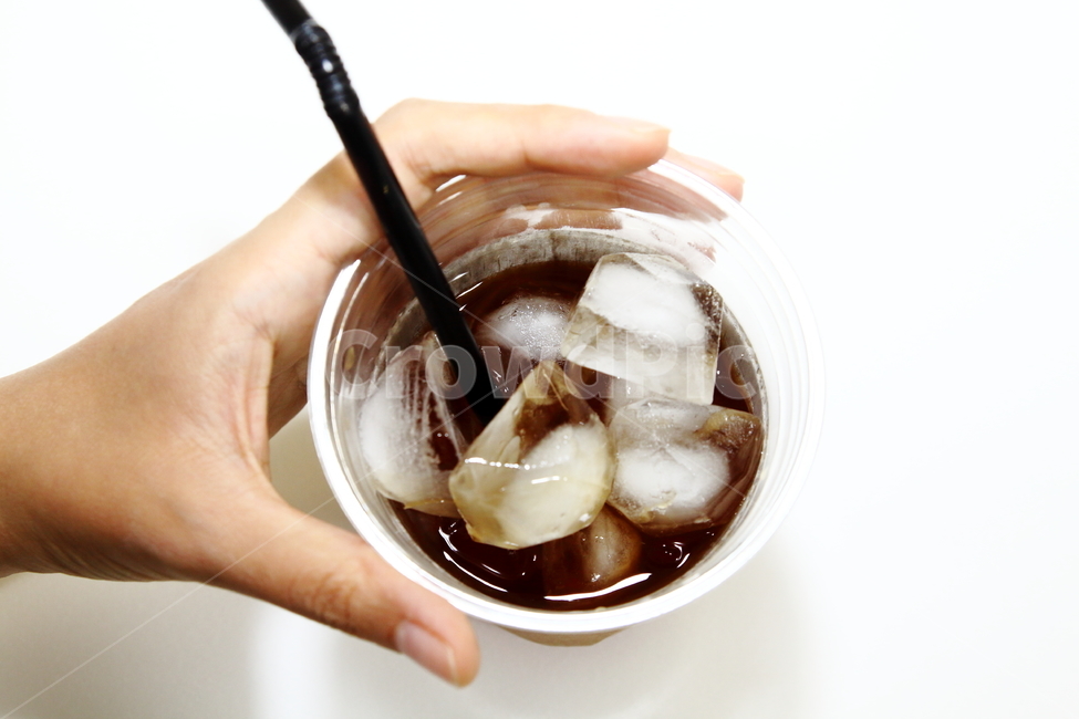 커피,아이스커피,여름,커피를쥐다,음료수,마시다,아이스,얼음,카페,사람,인물,인간,human,person,신체일부,몸,body,커피,카페,coffee,cafe