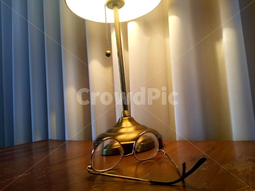 lamp,램프,wood,나무,아늑함,고요함,안경,glasses
