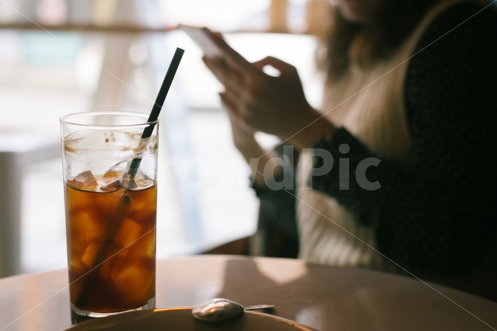 커피,cafe,coffee,아이스아메리카노,음료,빨대,사람,기다림,연락,휴식,힐링,rest,relaxation,healing,사람,인물,인간,human,person,커피,카페,coffee,cafe,감성,sensible,feeling