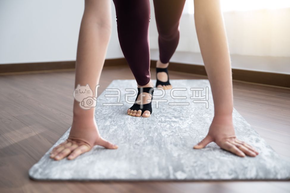 홈트,홈요가,홈트레이닝,건강,날씨한,한명,주택,훈련,맨몸운동,맨손운동,요가,필라테스,여성,여자,동작,자세,거실,침실,창문,커튼,오전,모닝,햇살,햇빛,아름다운,몸,신체,뒷모습,신체부분,육체,건강한,실내,포즈,연습,웰빙,요가복,타이즈,레깅스,피트니스,힐링,아침,매트,스트레칭,요가매트,마루바닥,마루,균형