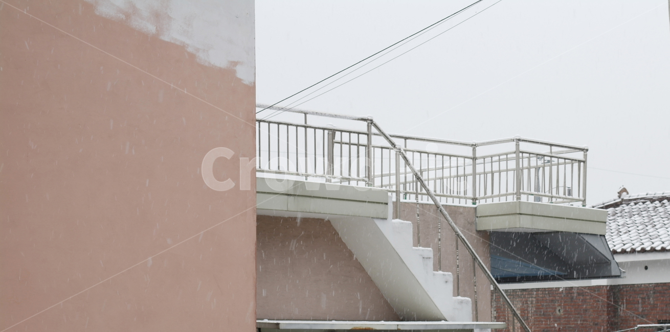 눈,풍경,집,겨울,계단,옥상,snow,view,난간,하얀,흰색,날씨,house,주택,건물,겨울,계절,winter,season,건축물,건물외관,exterior,building,structure,architecture,construction