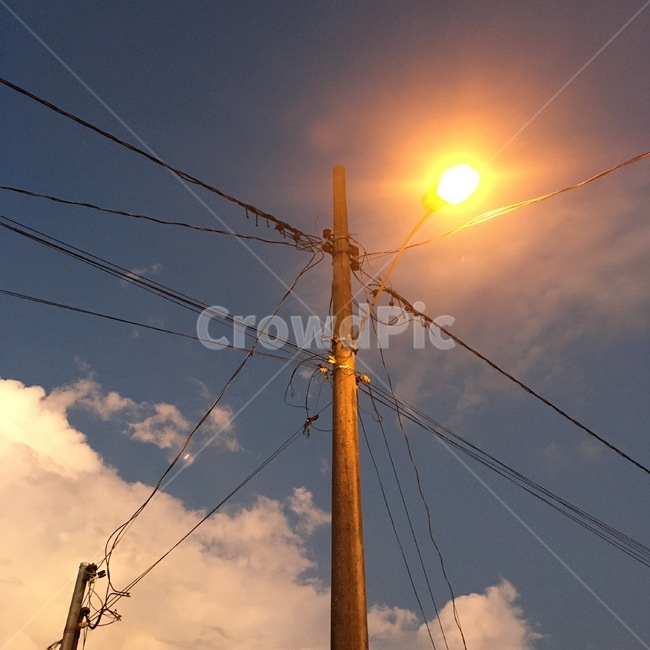 가로등,전봇대,하늘,전깃줄,저녁,전신주,구름,황혼,땅거미,감성,여명,street,lamp,light,telephone,telegragh,utility,pole,evening,sky,cloud,dusk,dawn,daybreak,sunset,twilight,sunrise