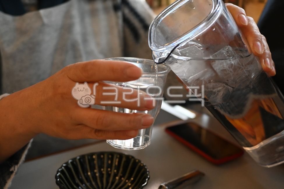 물,얼음물,물따르는,물따르기,water,icewater,ice