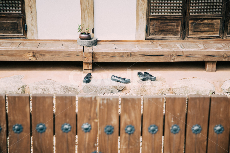 한옥,마루,고무신,담장,전통,한국적인,한국,전통가옥,감성,koreantraditional,koreanculture,tradition,exterior,rubbershoes,shoes,한국전통,한국문화,korean traditional,korean culture,감성,sensible,feeling