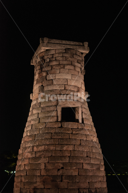 첨성대,경주,야간,밤,천문,천문관측,신라,건축물,빌딩,탑,건물,풍경,building,tower,architecture,문화재,night,stone,build,korea,천문대,old,observatory,culture,문화,cultural,heritage,야경,밤,풍경,nightscape,night,landscape,한국전통,한국문화,korean traditional,korean culture,랜드마크,landmark,tourist attraction,한국랜드마크,한국관광지,한국명소,korea landmark,korea tourist attraction