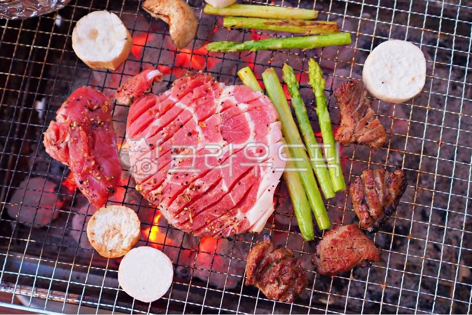 Grill,Charcoal grill,camping cooking,pork,vegetable,Grilled pork neck,food,charcoal fire,BBQ,bbq,healing,camping food,Grilled mushrooms,charcoal,cooking,Camping,mushroom,neck meat