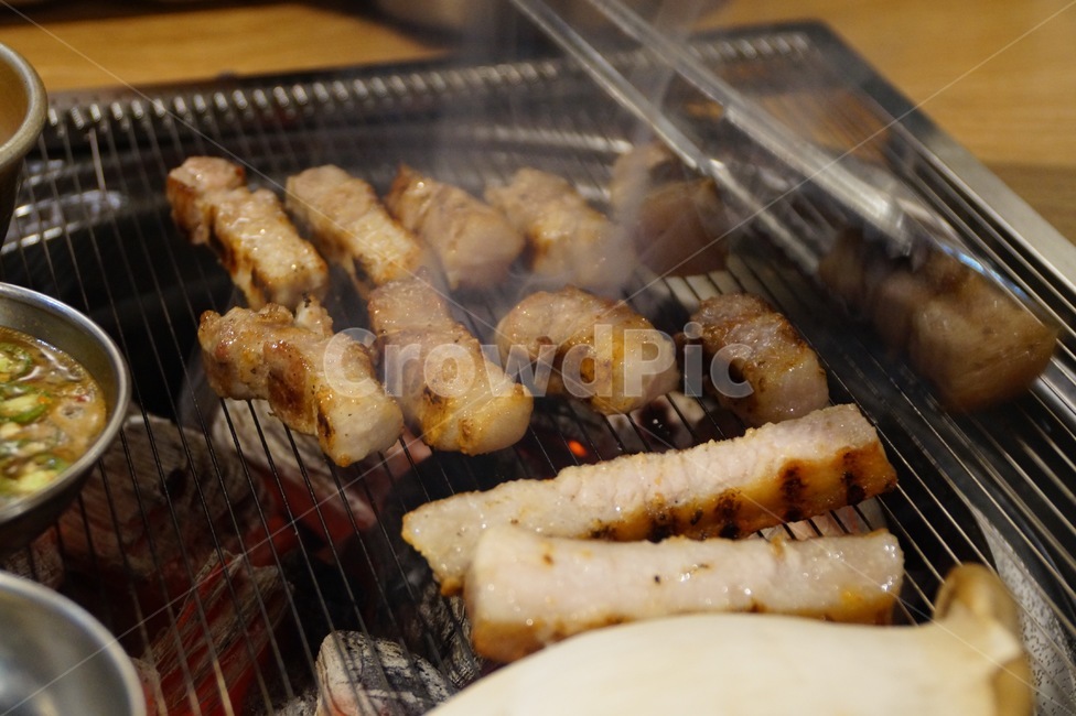 돼지껍데기,삼겹살,구이,돼지고기,껍데기,숯불구이,음식,식재료,요리,food,cook,meal,dishes,food reserves,육류,고기,meat