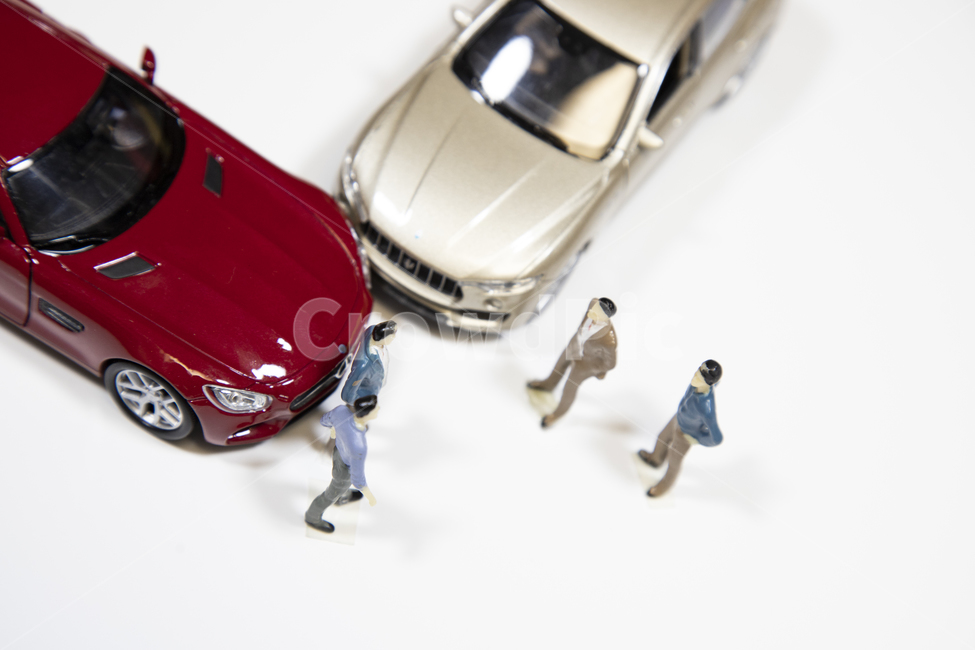 교통,사고,교통사고,접촉,접촉사고,다침,차,차량,승용차,미니어쳐,미니어처,사람,언쟁,분쟁,조정,보험,파손,견인,다툼,장난감,모형,어른,타이어,컨셉,오브젝트,교통,교통수단,traffic,transportation,연출,컨셉,콘셉,direction,concept