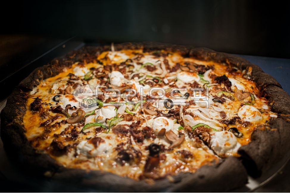 bread,snack,Bakery,recipe,vegetable,cheese,sliced,pizza,Oven roasted,dessert,olive,meat,cooking