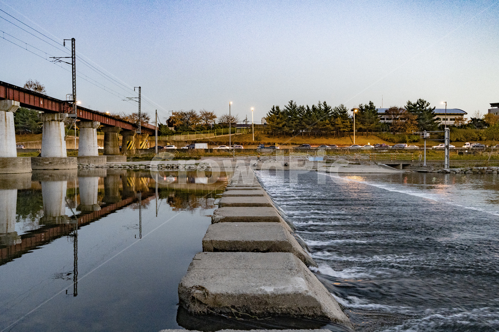 water,stream,cascade,rock,landscape,scenic,waterfront,waterflow,중랑천,징검다리,stone,물,흐름,천,철로,철교,자연,풍경,nature,landscape,워터 프론트,outdoors,옥외