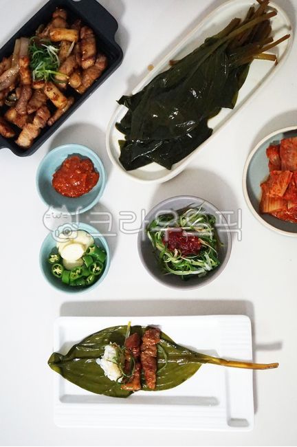 명이나물,삼겹살,고기,돼지고기,한식,나물반찬,쌈채소,삼겹구이,돼지고기구이,산나물,장아찌,명이나물장아찌,음식,dish,반찬,상차림,자연산명이나물,울릉도명이나물,쌈장,명이나물고기쌈,고기쌈,산마늘,상추쌈