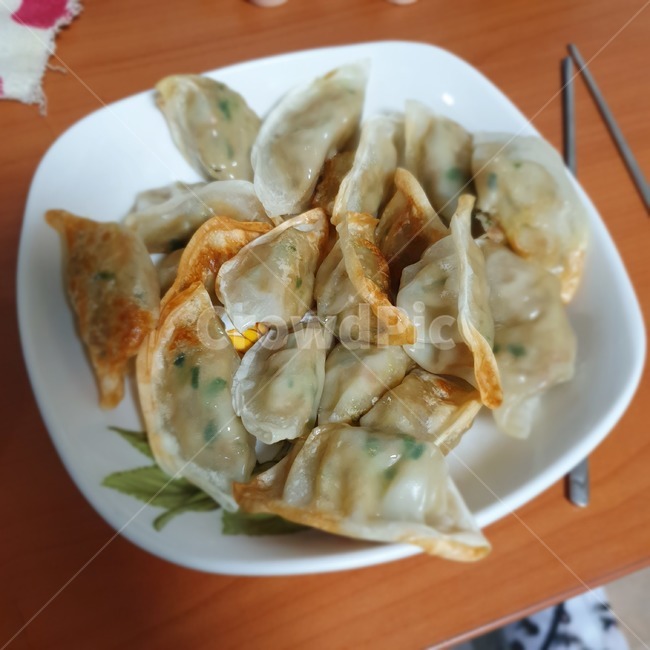 음식,만두,그릇,책상,군만두