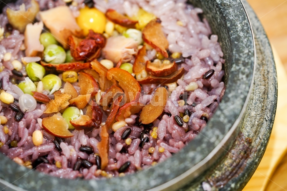밥,돌솥밥,한식,한국,식사,음식,돌솥,한국음식,전통,쌀,곡물,곡식,우리것,푸드,점심,먹방,먹거리,솥,콩,대추,음식,식재료,요리,food,cook,meal,dishes,food reserves,곡류,곡식,cereals,한식,한국음식,한국요리,korean food,korean dishes,korean meal,korean cook