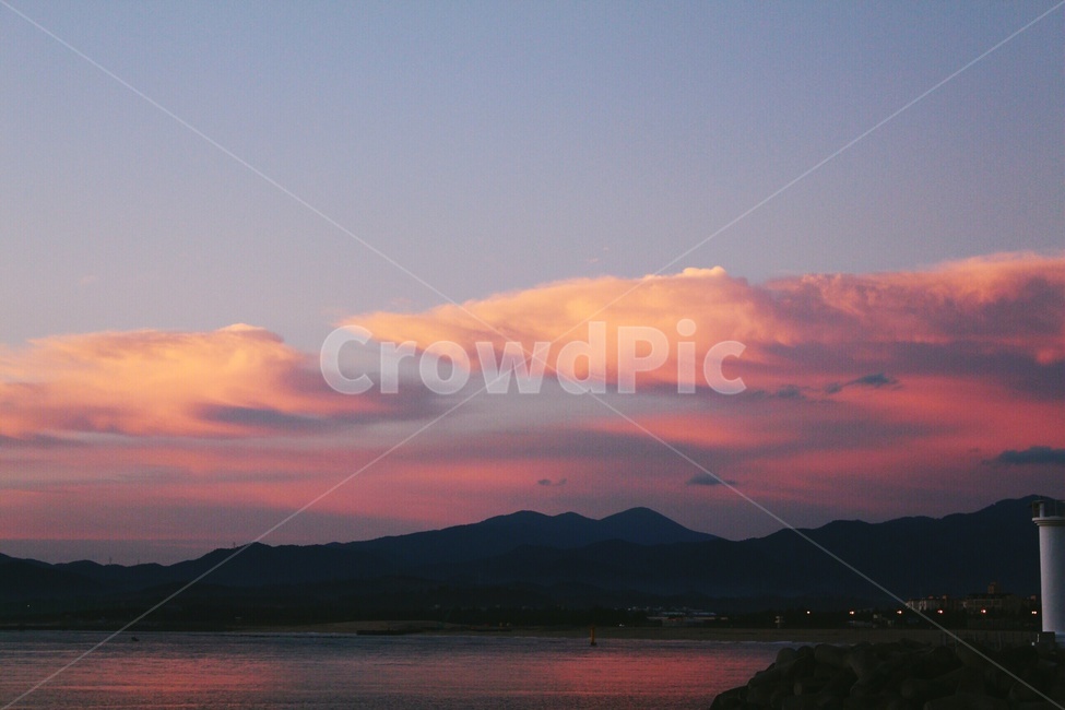 아침,바다,산,하늘,구름,자연,풍경,nature,landscape,outdoors,옥외,sky,sunset,일몰,dusk,황혼,dawn,새벽,red sky,붉은 하늘