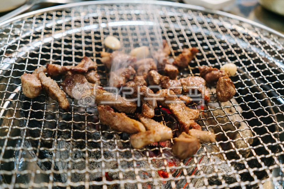 고기,고기굽기,고깃집,바베큐,돼지고기,목살,삼겹살,한식,음식,요리,외식,회식,음식점,육류,그릴,구이,숯불,숯불구이,koreanfood,koreanbarbecue,bbq,food