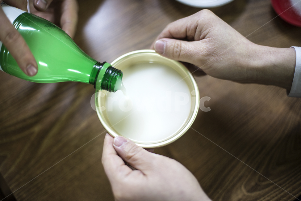 Korean medicine,atmosphere,Takju,traditional alcohol,Makgeolli,representative drink,common people,bar,two hands,a drink,Pajeon Makgeolli,popular,Lactobacillus,alcohol,receive,Korean alcohol,mainstream,rice,follow,Makgeolli restaurant,yeast,fermented liquo