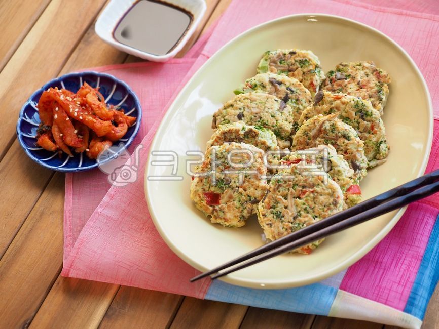 추석사진공모전,동그랑땡,고기전,음식,한국음식,아시아음식,전통음식,한국전통음식,추석음식,설날음식,명절음식,반찬,요리,식사,원형,도자기접시,접시,고기요리,koreanfood,asianfood,traditionalfood,koreantraditionalfood,chuseokfood,food,holidayfood,sidedish,cooking,meal,circle,porcelainplate,plate,meat