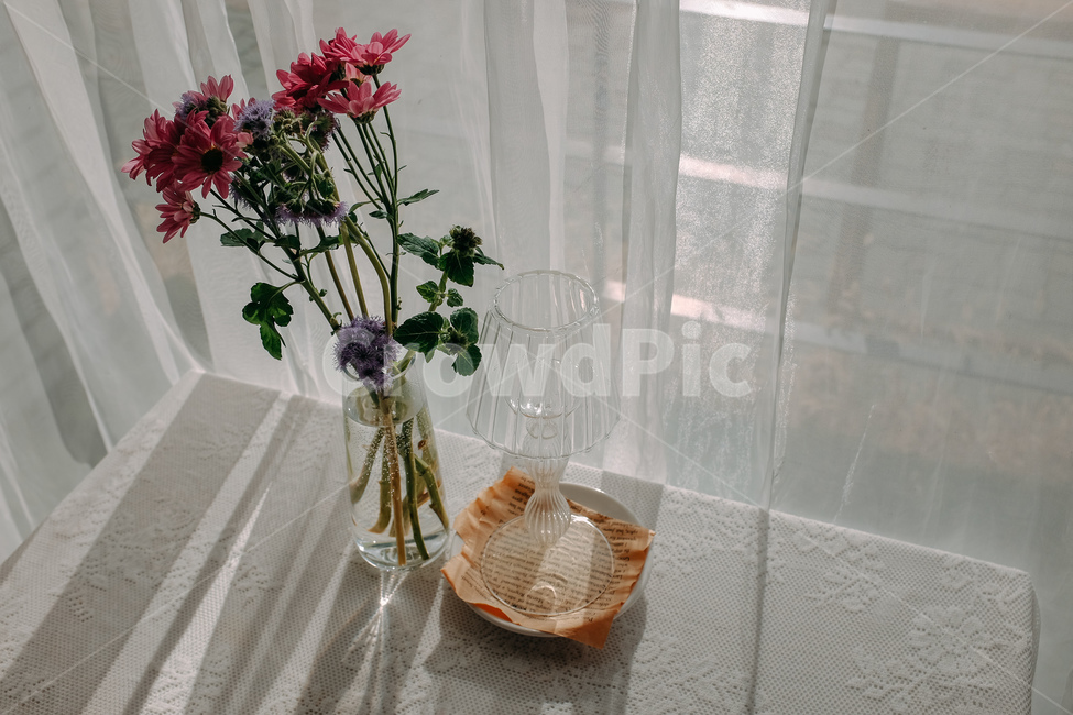 cafe,카페,인테리어,커튼,커텐,화병,꽃,아늑,빛,조용,실내,그림자,shadow,flower,rest,창가,테이블