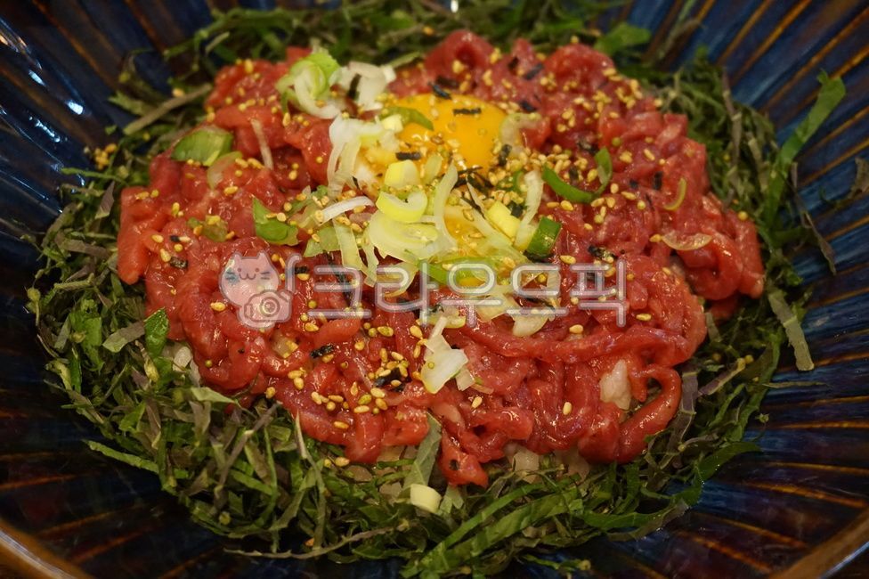 육회,육회비빔밥,육사시미,육류,고기,생고기,식재료,요리,cook,meal,dishes,foodreserves,meat,한식,한국음식,한국요리,한국고기,koreanfood,노른자,채소,안주,야식,술안주,한국적인,먹거리,신선,소,비비다,식사,회식,외식,날것,꺳잎,파,깻잎,food,식물,plant,음식,배,새싹,숟가락,젓가락