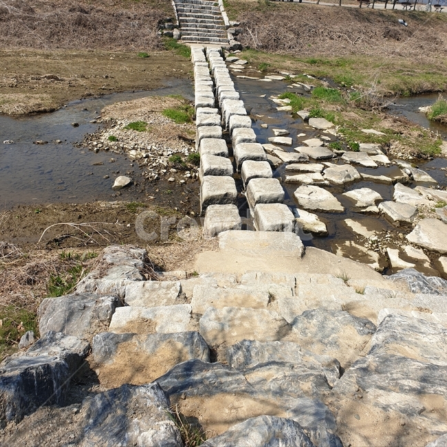 walkway,보도,ground,돌다리,하천,산책길,물가